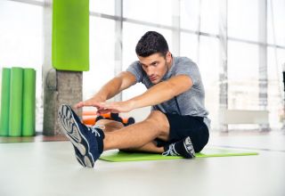 6 alongamentos indispensáveis para quem vai jogar bola