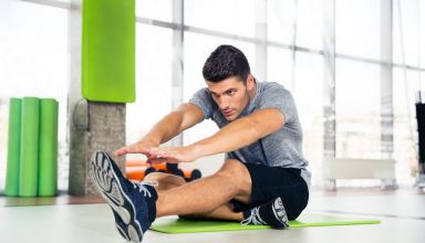 6 alongamentos indispensáveis para quem vai jogar bola