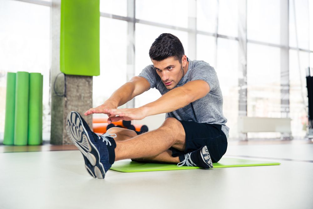 6 alongamentos indispensáveis para quem vai jogar bola 