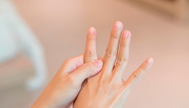 Unhas fracas e quebradiças? Veja como resolver o problema