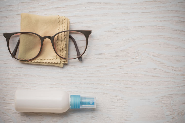 Lentes de contato ou óculos - limpeza