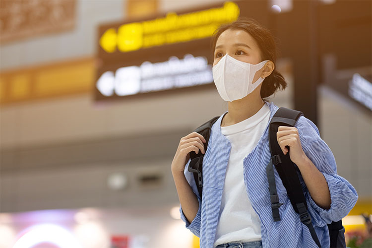 mascaras de protecao respiratoria em aeroportos