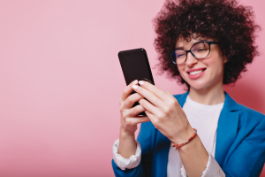 mulher mexendo no celular