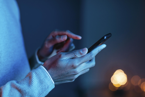 mãos de uma pessoa mexendo no celular